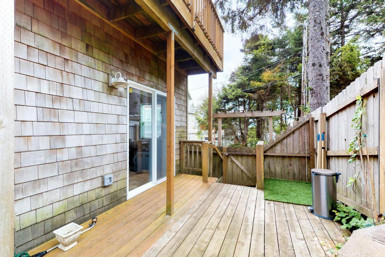 Beach House With A Park Lincoln City Exterior photo