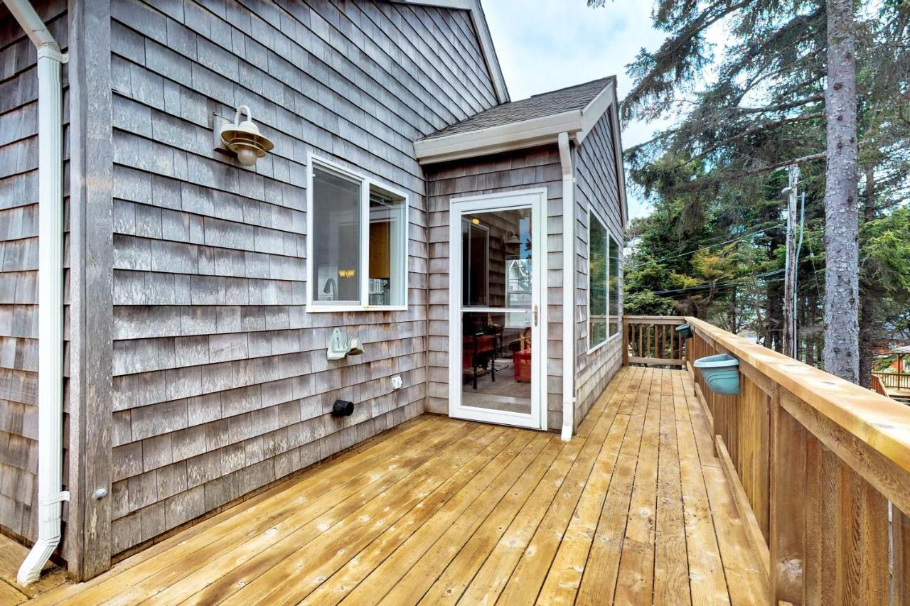 Beach House With A Park Lincoln City Exterior photo